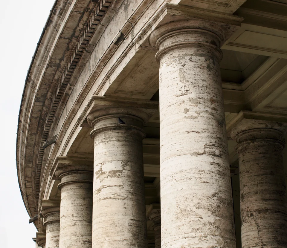 Kolumnada z trawertynu, detal klasycznej architektury